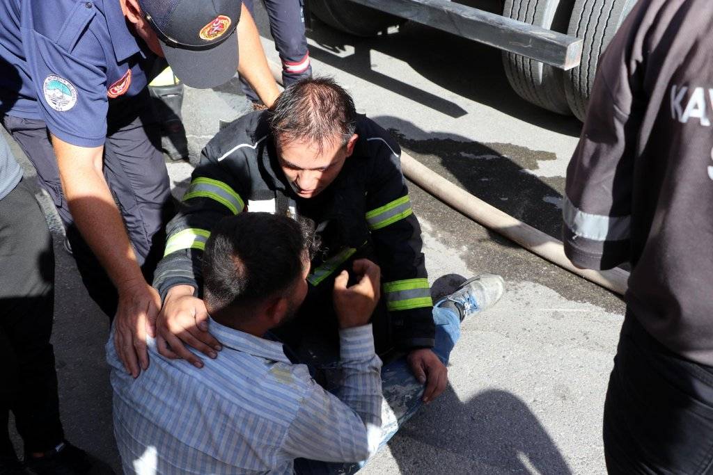 Kayseri'de 13 katlı binanın çatısında yangın çıktı: 1 kişi yaşamını yitirdi, 3 kişi yaralı 4